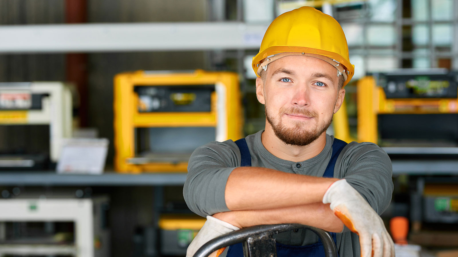 Image d'un homme travaillant avec un casque de chantier